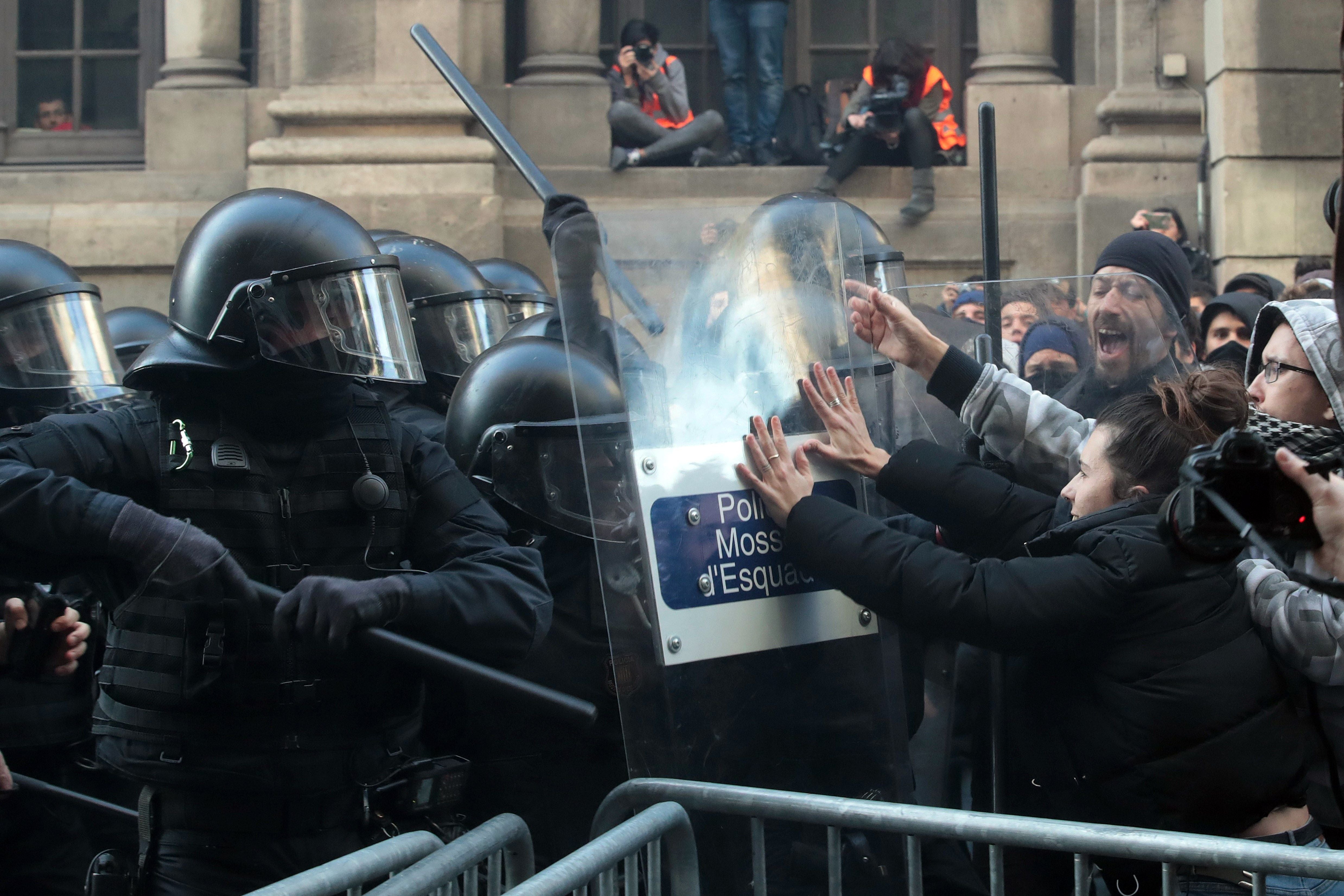Un total de 77 heridos, entre ellos 35 mossos, en las protestas de los CDR Un total de 77 heridos, entre ellos 35 mossos, en las protestas de los CDR