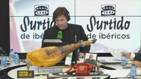 Latre Mat&iacute;as Prats habla con los premiados de la Loter&iacute;a