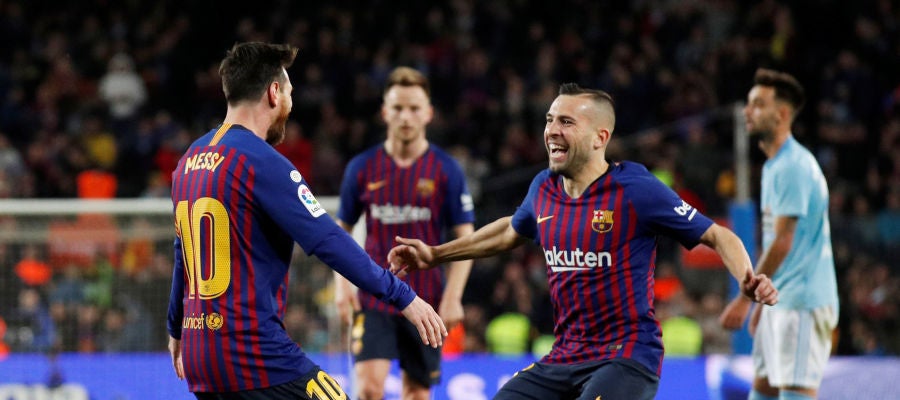 Messi y Jordi Alba se abrazan tras el gol del argentino al Celta Messi y Jordi Alba se abrazan tras el gol del argentino al Celta