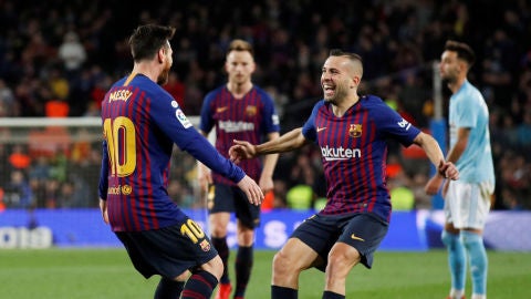 Messi y Jordi Alba se abrazan tras el gol del argentino al Celta