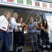 Los propietarios y empleados de una administración celebrando el Gordo de la Lotería de Navidad.