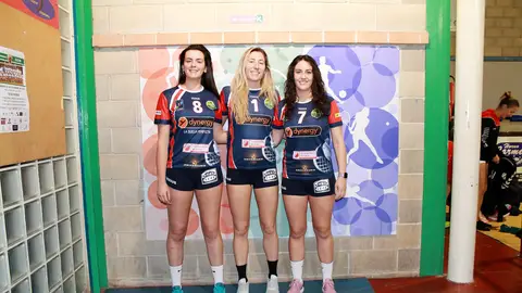 Belén Cabrera (d), junto a sus compañeras Rocío Menárguez (i) y Cris Llorens (c). BALONMANO