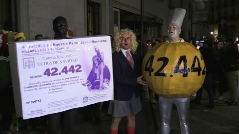 As&iacute; han sido las horas de espera en la entrada del Teatro Real para la Loter&iacute;a de Navidad