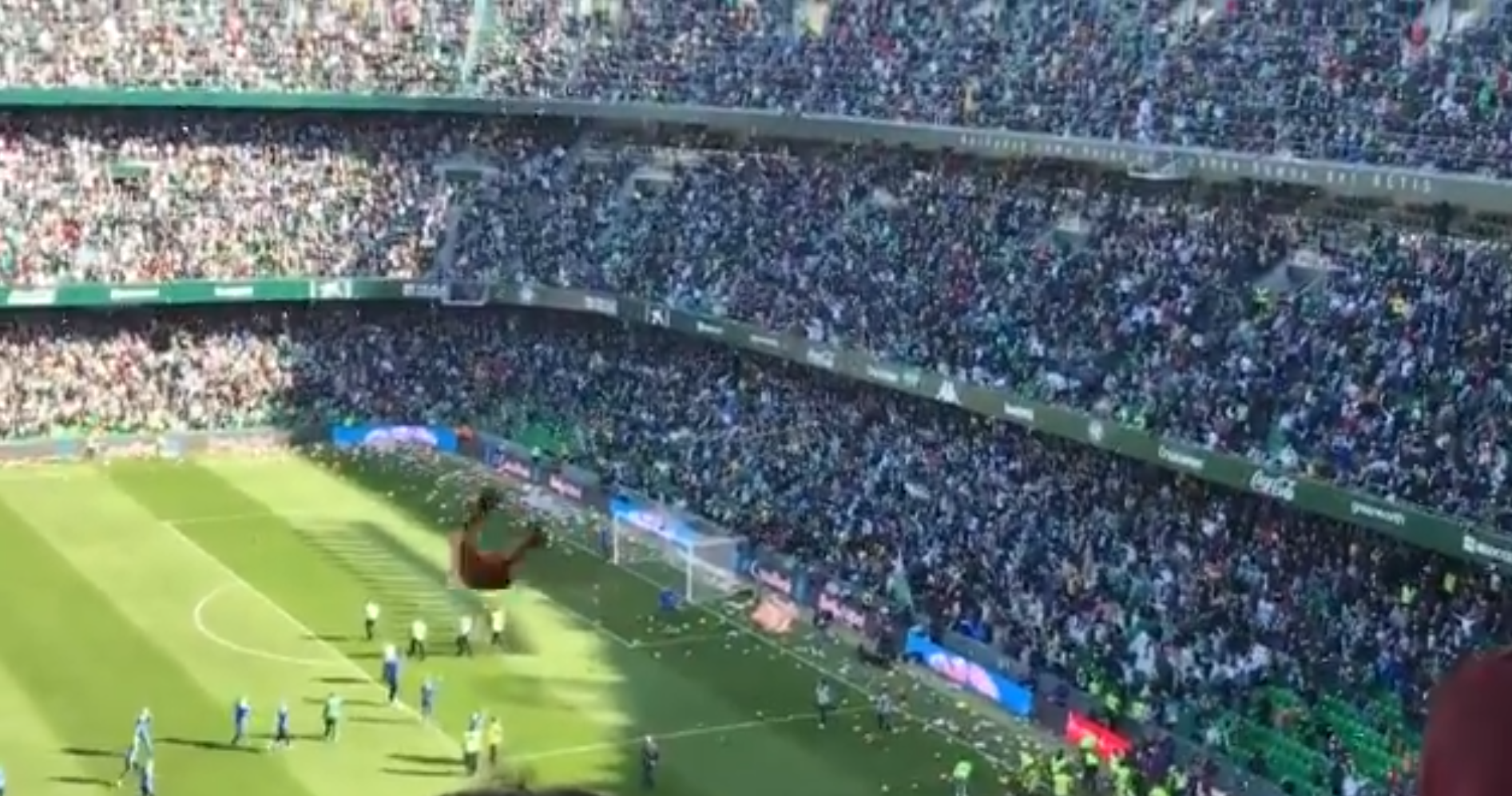Preciosa acción solidaria de los aficionados del Betis para los niños más necesitados Preciosa acción solidaria de los aficionados del Betis para los niños más necesitados