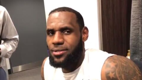 LeBron James atiende a los periodistas