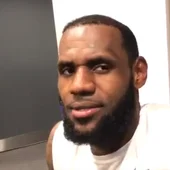 LeBron James atiende a los periodistas LeBron James atiende a los periodistas
