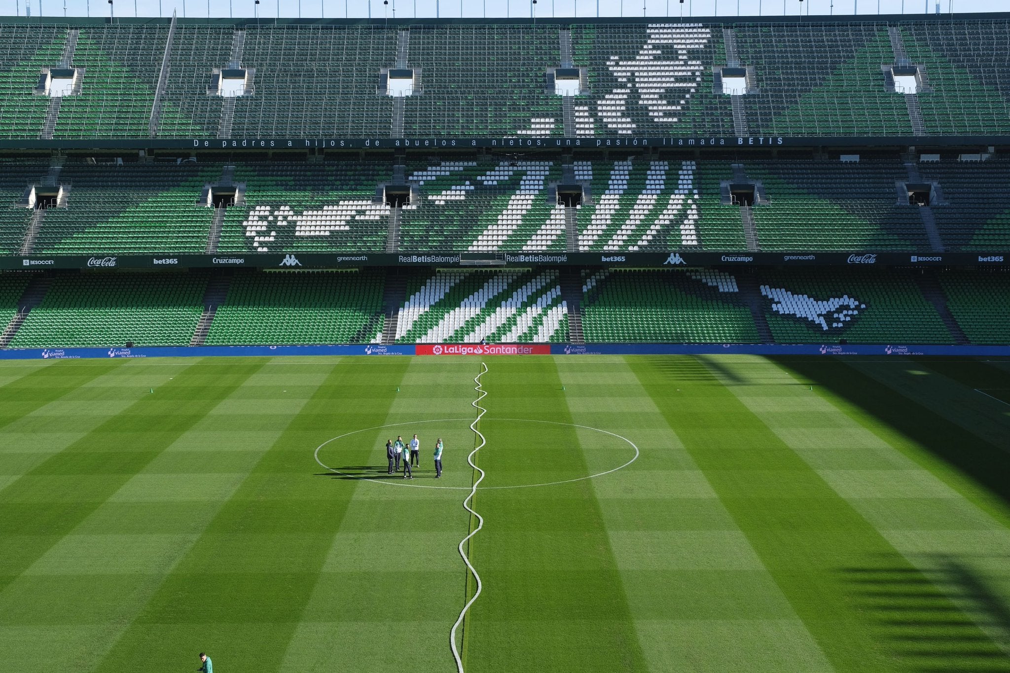 La curiosa línea torcida que ha aparecido en el Villamarín antes del Betis vs Eibar La curiosa línea torcida que ha aparecido en el Villamarín antes del Betis vs Eibar