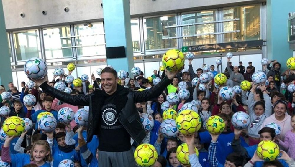 Joaquín da 200 balones a menores en riesgo de exclusión social