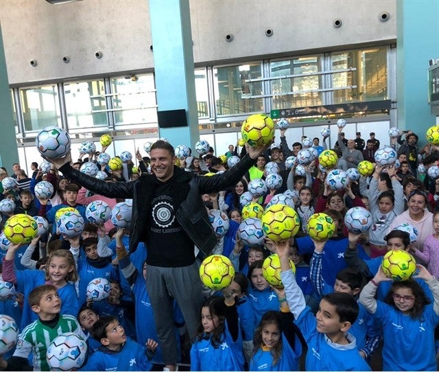 Joaquín entrega 200 balones a menores en riesgo de exclusión social Joaquín entrega 200 balones a menores en riesgo de exclusión social
