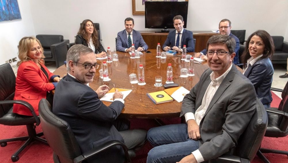 Imagen de los equipos negociadores de PP y Ciudadanos en Andalucía