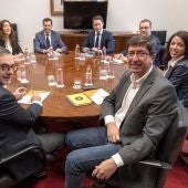 Imagen de los equipos negociadores de PP y Ciudadanos en Andalucía