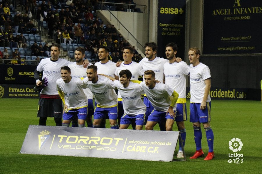 El mensaje de apoyo de los jugadores del Cádiz a Michael Robinson: "Ánimo Michael" El mensaje de apoyo de los jugadores del Cádiz a Michael Robinson: "Ánimo Michael"