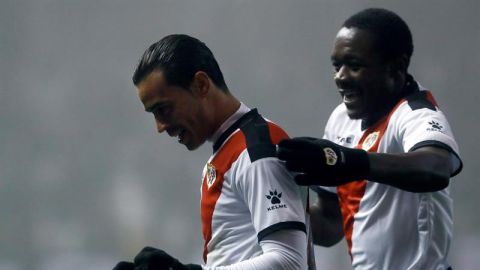 Ra&uacute;l de Tom&aacute;s celebra su gol entre la niebla de Vallecas.