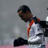 Raúl de Tomás celebra su gol entre la niebla de Vallecas.