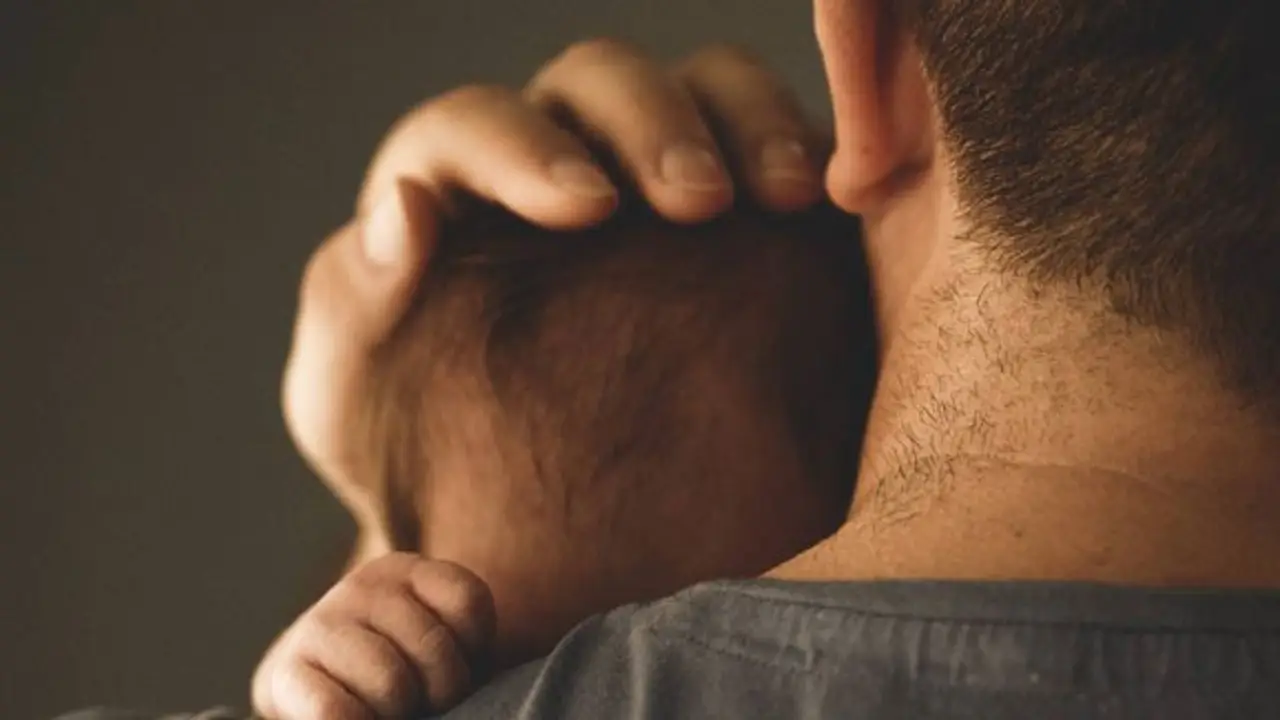 Imagen de archivo de un padre con su bebé Imagen de archivo de un padre con su bebé