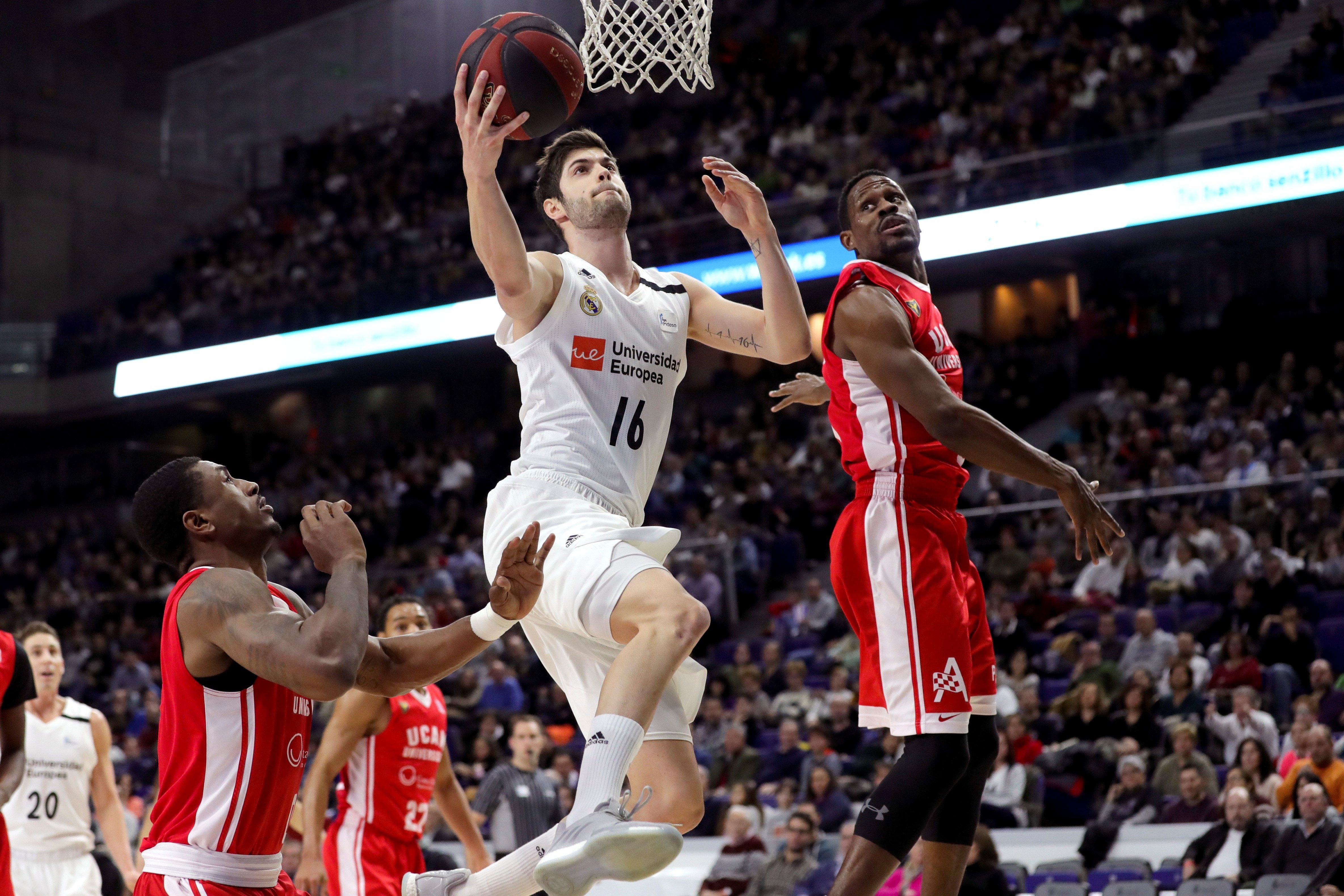El Real Madrid suda hasta el final para lograr la victoria ante el UCAM Murcia El Real Madrid suda hasta el final para lograr la victoria ante el UCAM Murcia