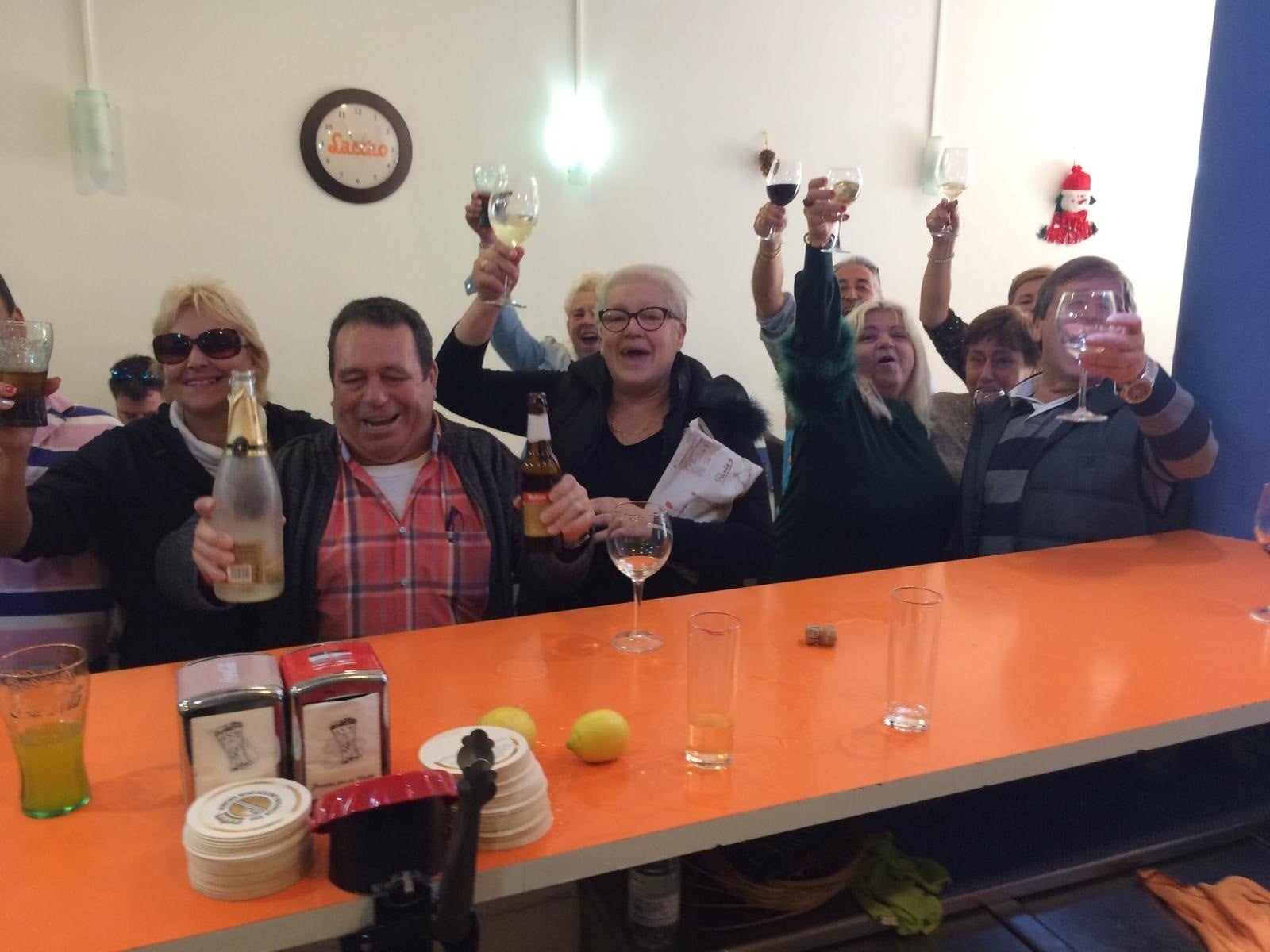 El 'Gordo' del Sorteo de Navidad salpica a Baleares y deja un gran "pellizco" de 2,8 millones de euros El 'Gordo' del Sorteo de Navidad salpica a Baleares y deja un gran "pellizco" de 2,8 millones de euros