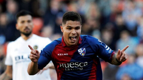 Cucho Hern&aacute;ndez celebra un gol