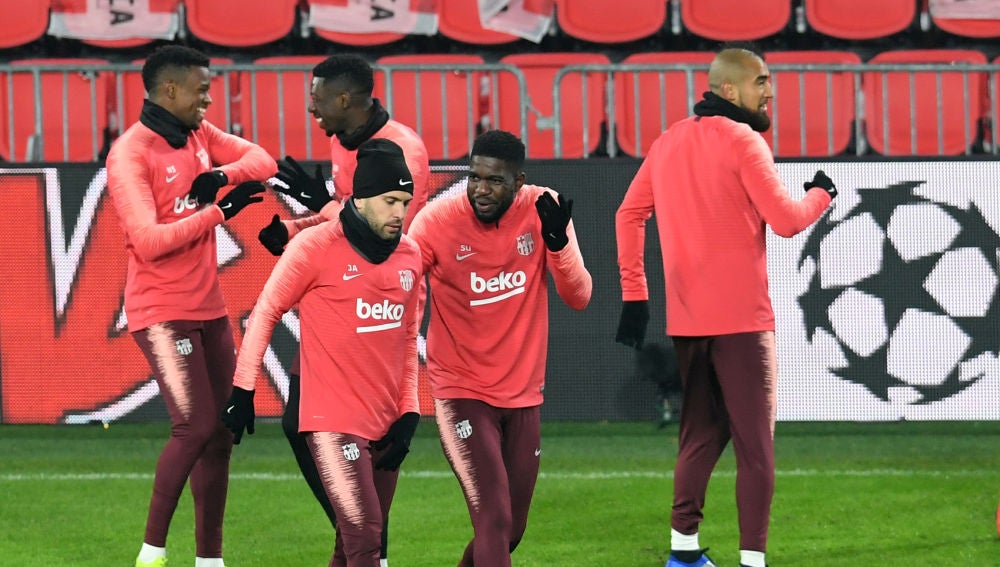 Umtiti, con Jordi Alba en un entrenamiento del Barça