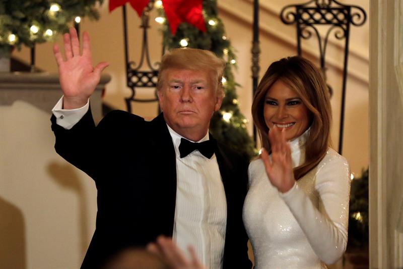 El vídeo de Donald y Melania Trump dejando las chocolatinas de Halloween encima de la cabeza de un niño, arrasa en las redes El vídeo de Donald y Melania Trump dejando las chocolatinas de Halloween encima de la cabeza de un niño, arrasa en las redes