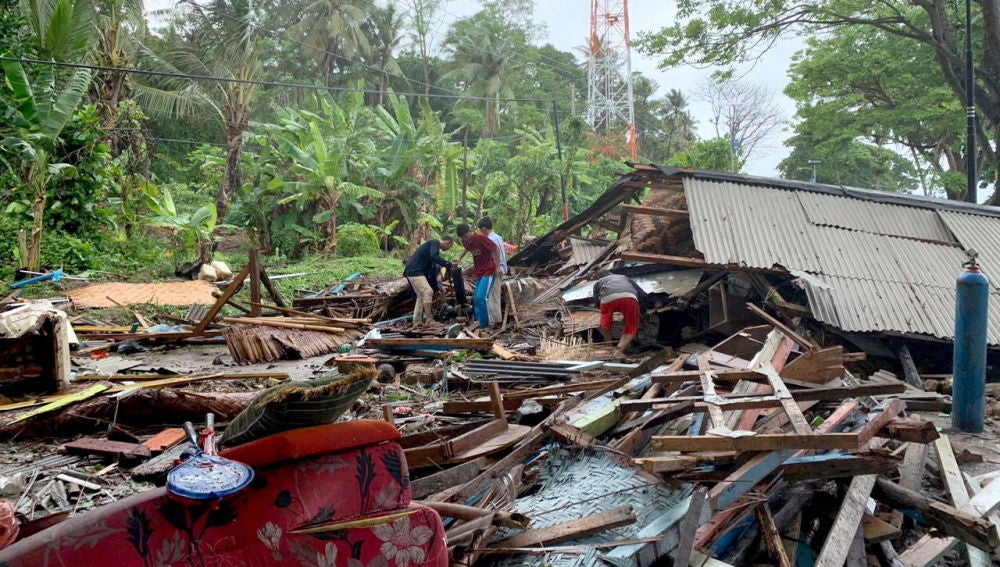 Destrozos del tsunami en Indonesia
