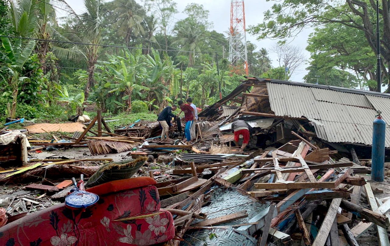Elevan a 430 los muertos y alrededor de 1.500 los heridos por un tsunami en Indonesia Elevan a 430 los muertos y alrededor de 1.500 los heridos por un tsunami en Indonesia