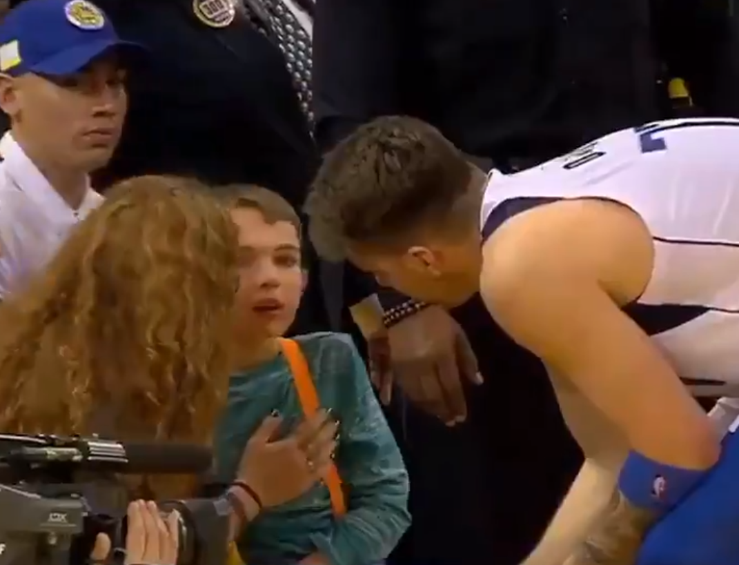 El bonito gesto de Doncic con un niño al que golpeó accidentalmente El bonito gesto de Doncic con un niño al que golpeó accidentalmente