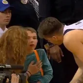 Doncic se interesa por el estado de un joven aficionado Doncic se interesa por el estado de un joven aficionado