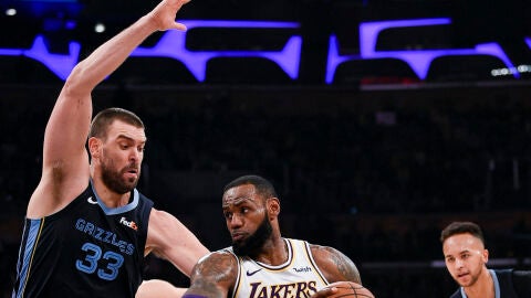Marc Gasol intenta detener a LeBron James