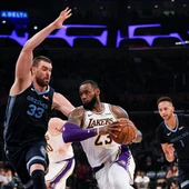 Marc Gasol intenta detener a LeBron James Marc Gasol intenta detener a LeBron James