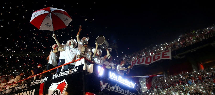 Los jugadores de River Plate celebran su triunfo en la Libertadores con sus aficionados Los jugadores de River Plate celebran su triunfo en la Libertadores con sus aficionados