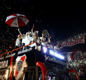 Los jugadores de River Plate celebran su triunfo en la Libertadores con sus aficionados Los jugadores de River Plate celebran su triunfo en la Libertadores con sus aficionados