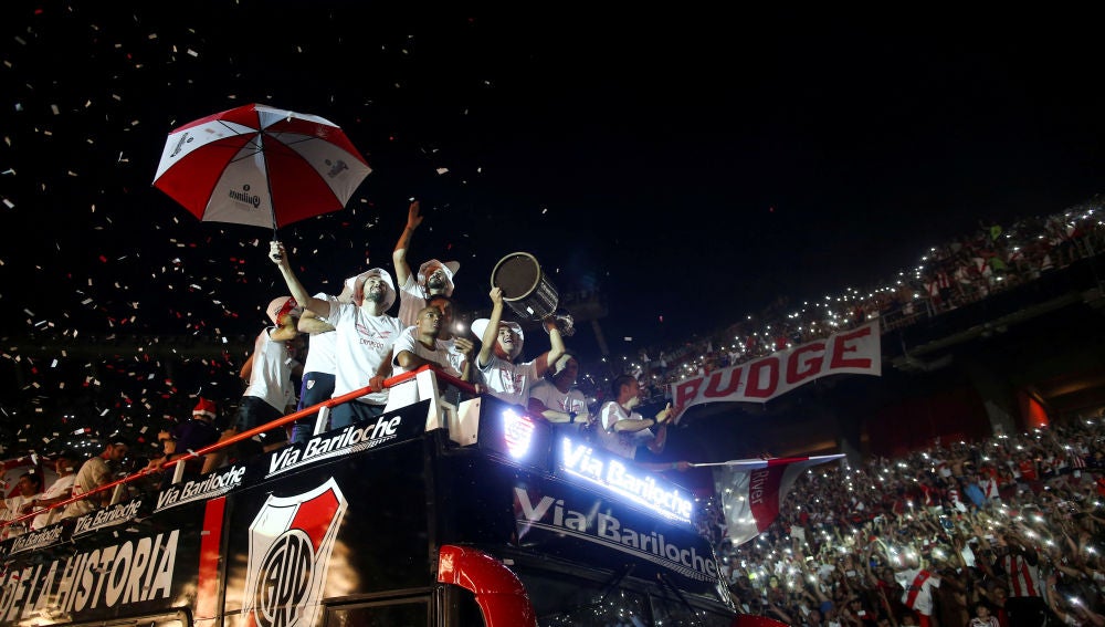 Los jugadores de River Plate celebran su triunfo en la Libertadores con sus aficionados
