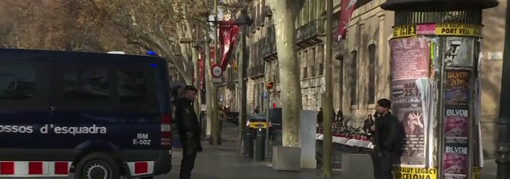 Detenido por chocar contra dispositivo antiterrorista con furgoneta robada Detenido por chocar contra dispositivo antiterrorista con furgoneta robada