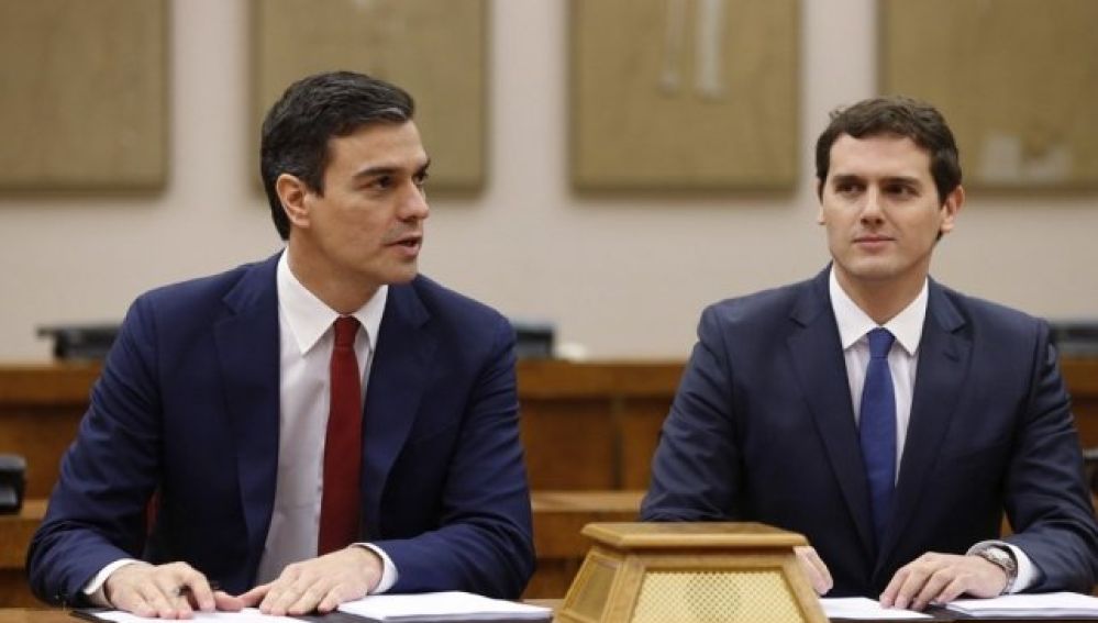 Sánchez y Rivera durante las negociaciones que trataron de impulsar al socialista a la presidencia