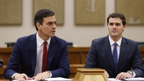 S&aacute;nchez y Rivera durante las negociaciones que trataron de impulsar al socialista a la presidencia
