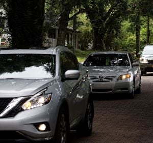 Coches circulando por una avenida Coches circulando por una avenida