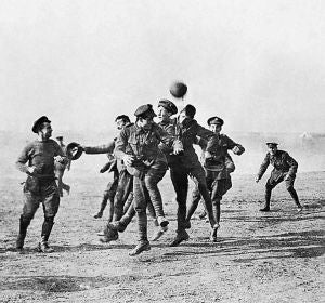 Imagen del partido que disputaron aliados y alemanes en la Primera Guerra Mundial Imagen del partido que disputaron aliados y alemanes en la Primera Guerra Mundial