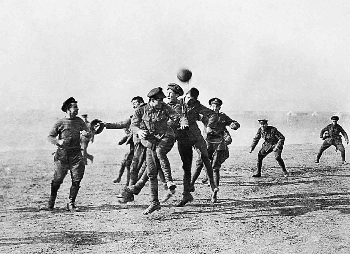Un villancico y un balón: la tregua que aliados y alemanes vivieron en Ypres el 24 de diciembre de 1914 Un villancico y un balón: la tregua que aliados y alemanes vivieron en Ypres el 24 de diciembre de 1914