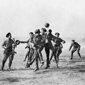 Imagen del partido que disputaron aliados y alemanes en la Primera Guerra Mundial