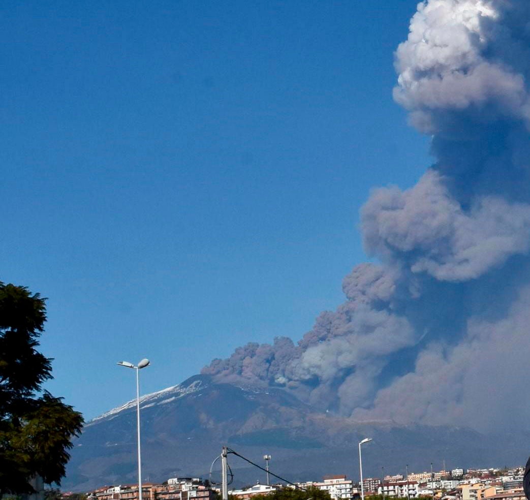 El volcán Etna entra en erupción y cierran el aeropuerto de Catania El volcán Etna entra en erupción y cierran el aeropuerto de Catania