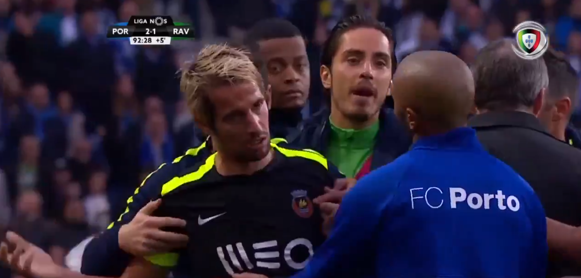 Coentrao pierde los papeles ante el Oporto de Casillas y acaba expulsado Coentrao pierde los papeles ante el Oporto de Casillas y acaba expulsado