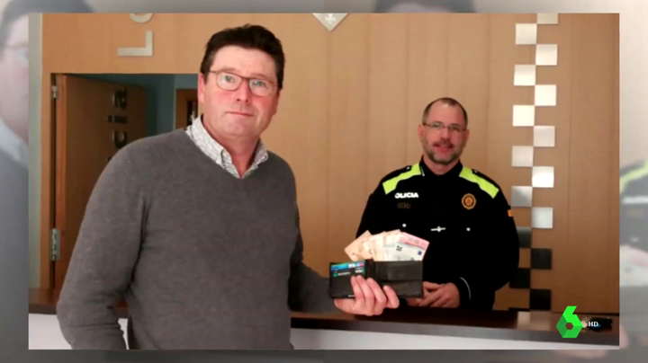 Buscan al hombre sin hogar que entregó a la Policía una cartera perdida con 1.000 euros Buscan al hombre sin hogar que entregó a la Policía una cartera perdida con 1.000 euros