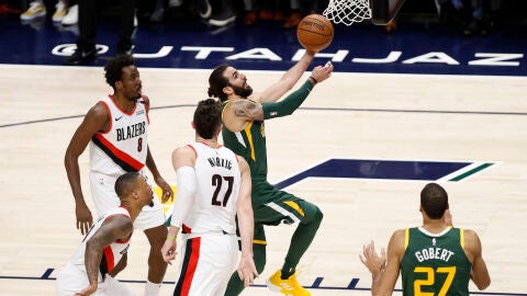 Ricky Rubio penetra a canasta ante la defensa de Portland