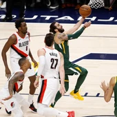 Ricky Rubio penetra a canasta ante la defensa de Portland Ricky Rubio penetra a canasta ante la defensa de Portland