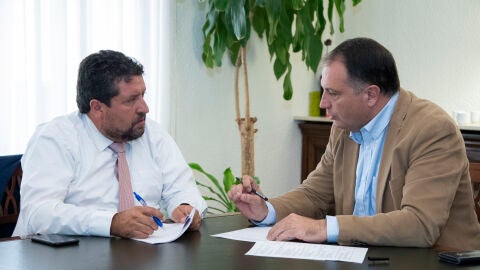 El presidente de la Diputaci&oacute;n, Javier Moliner, junto con el diputado de Hacienda, Salvador Aguilella.