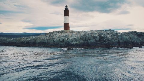 Faro con una isla