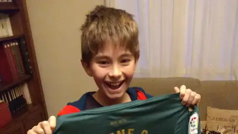 Imagen del niño que pidió la camiseta de Irene Guerrero por Navidad Imagen del niño que pidió la camiseta de Irene Guerrero por Navidad