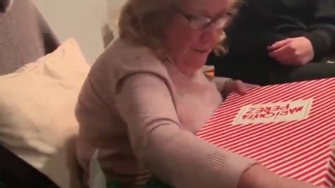 La sorpresa de una abuela al recibir una mu&ntilde;eca con la que llevaba so&ntilde;ando toda su vida