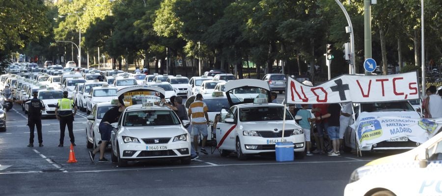 Imagen de archivo: Taxistas manifestándose en contra de las VTC. Imagen de archivo: Taxistas manifestándose en contra de las VTC.